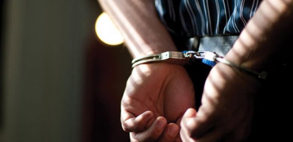 Oğurluq edən polis məhkəmə zalından azadlığa buraxıldı