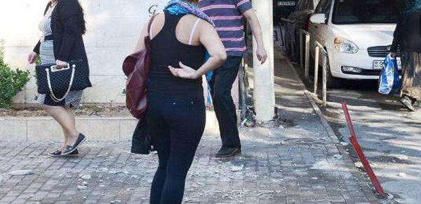 Bakıda sevgilisi ilə gəzən qızın başına daş düşdü -FOTO