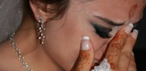 Gəlinin keçmiş qayınanası restorana gəldi, qızı boğmaq istədi -Bakıda toyda şok olay