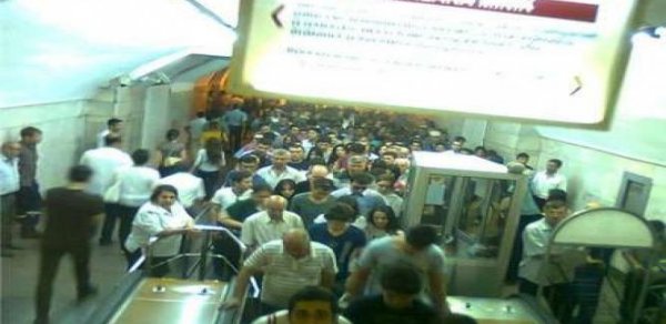 Metroda daha bir ajiotaj -Sərnişinlər qatardan boşaldıldı