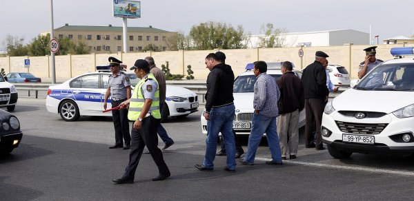 Rayondan gələnlər ayağa qalxdılar - maşınlarını yol polisinin üstünə sürdülər