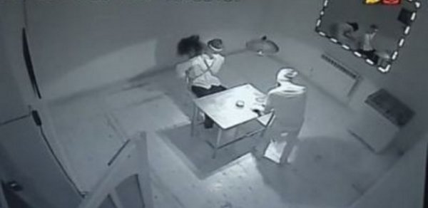 Bakıda qızı evdə zəncirlə bağladılar -  Gizli kameranın çəkdikləri 
