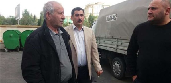 Yanan binanın qarşısında etiraz aksiyası keçirilir - FOTOLAR