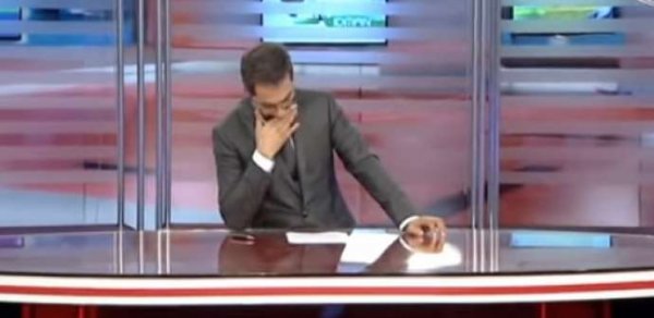“ATV xəbər”in aparıcısını efirdə gülmək tutdu - VİDEO