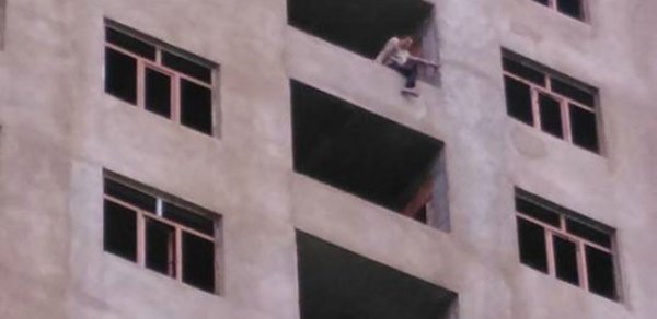 Maaşını ala bilməyən fəhlə intihar etmək istəyir -FOTO