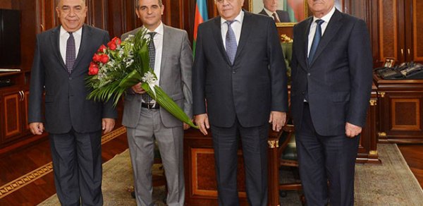 Oqtay Əsədovdan Fazil Mustafaya təbrik