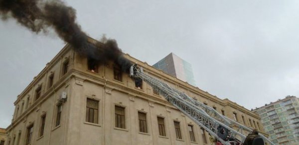 Bakıda 16 mənzilli ev yandı