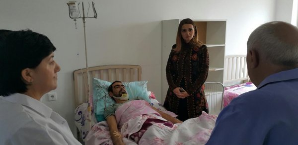 Qənirə Paşayeva Tovuzda ön cəbhədə minaya düşmüş sakini ziyarət edib
