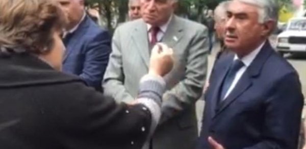 Qadın 10 ilin deputatını biabır etdi: 