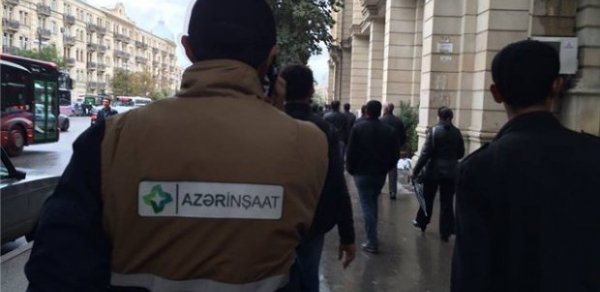 Bakıda maaş ala bilməyən yüzlərlə insan nazirliyin qarşısına gəldi -  FOTOLAR