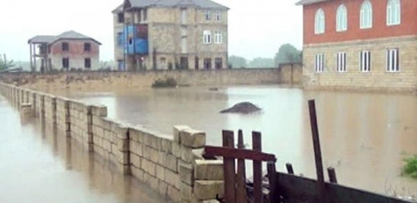 Lənkəranda 500 evi su basdı