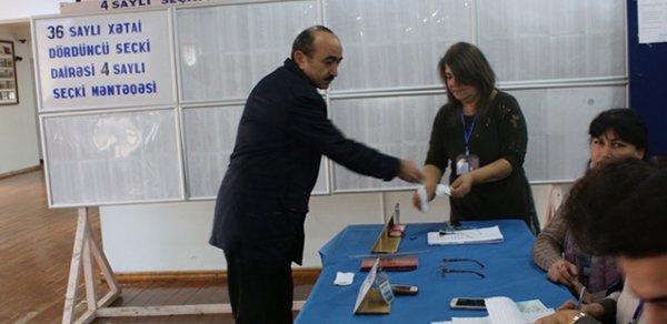 Prezidentin köməkçisi səs verdi –FOTO