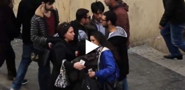 Bakıda küçədə döyülən qıza əhalinin etirazı - ŞOK VİDEO
