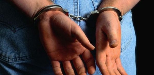 Azərbaycanlı polisdən ayaqyolunun pəncərəsindən qaçmağa çalışdı