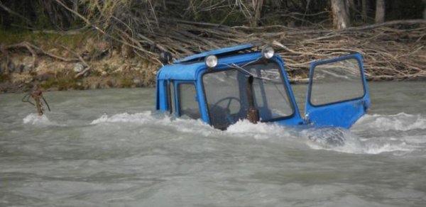 Ata və oğul traktorun içində boğuldu