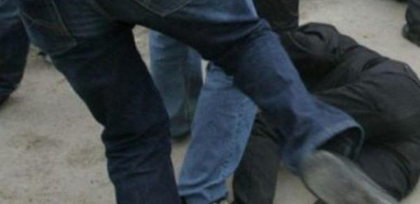 Evi yanan kişi FHN əməkdaşını döydü