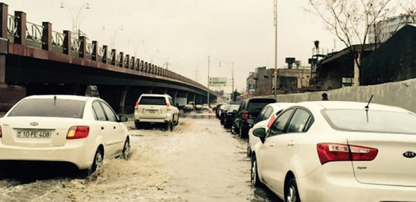 Bakıda prospekt göl oldu, hərəkət dayandı