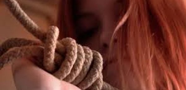 Bakıda 22 yaşlı gəlin özünü asdı -  Ailə dramı