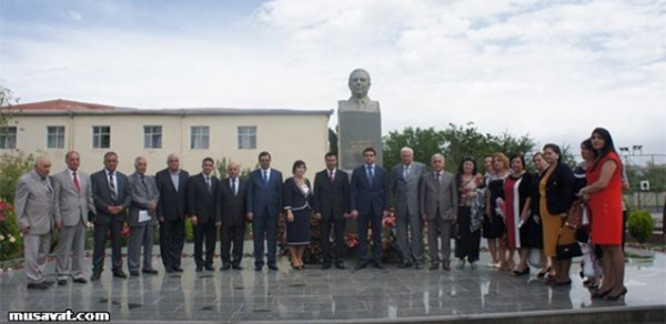 1 həftə əvvəl burda Mahmudovun heykəli var idi… - FOTOLAR