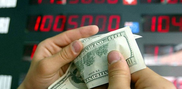 Dollar 1.05 manatlıq həddi keçdi