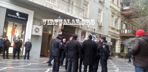 ‘Torqovı’da məşhur restoranın oturacaqları götürüldü, sahibi polisə aparıldı -  FOTO