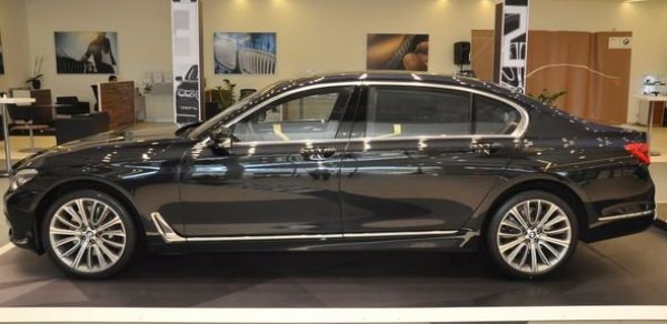 Füzuli Ələkbərov Bakıya yeni 7-ci seriya “BMW“ gətirdi -  FOTOLAR 
