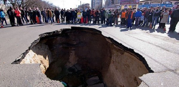 Bakıda kanalizasiya xətti partladı: Yol çökdü -  FOTO