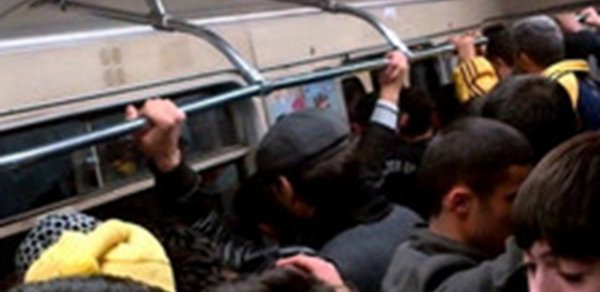 Bakı metrosunda əlbəyaxa dava düşdü - Sərxoş sərnişin qadın arasında
