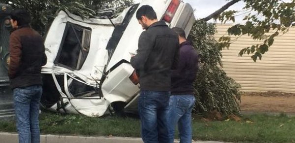 Heydər Əliyev prospektində qəza: Avtomobil ikiyə bölündü -  FOTO