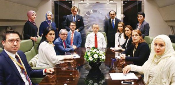 Azərbaycanlı jurnalist Ərdoğanın şəxsi təyyarəsində - Foto