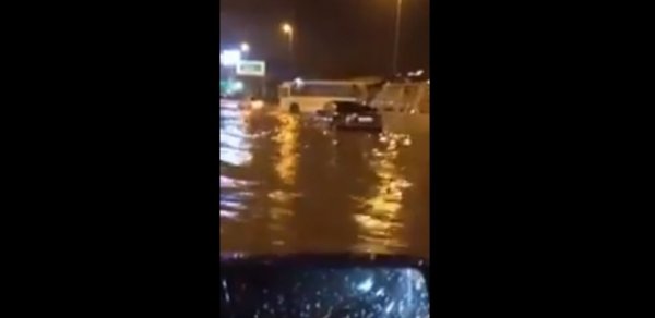 Bakıya yağış yağdı, Dərnəgül yolu Dərnəgöl oldu - VİDEO