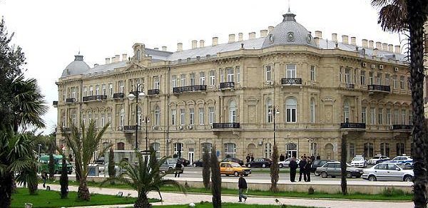 İtkin neftçilərin qohumları SOCAR-ın qarşısına toplaşır
