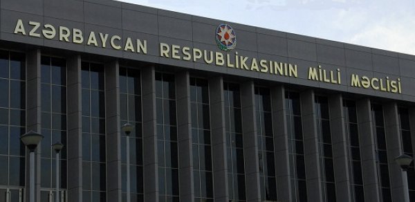 Nazirlər Milli Məclisdə “topa tutuldu”: “Elə bil göydən paraşütlə düşüblər”