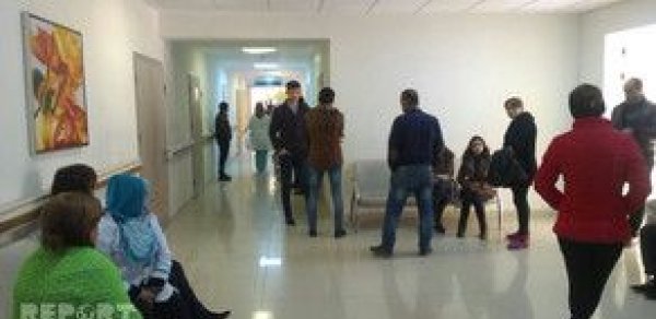 Azərbaycanda universitet müəllimi tələbələri avtomobillə vurdu–FOTOLAR
