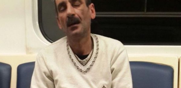 Bakı metrosunda sərxoş kişi qızı qorxutdu –VİDEO