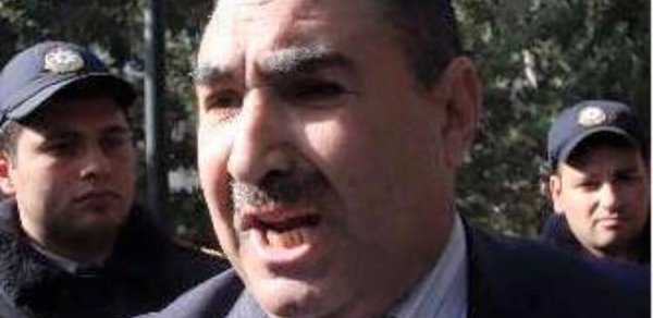 BDU-da mühafizəçi tələbələri qorxudaraq onları necə soyur? -  İDDİA 