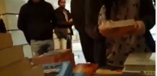 Bakıda universitet prorektoru kitabları dağıtdı: Yığışdırın, canım qurtarsın -  VİDEO 