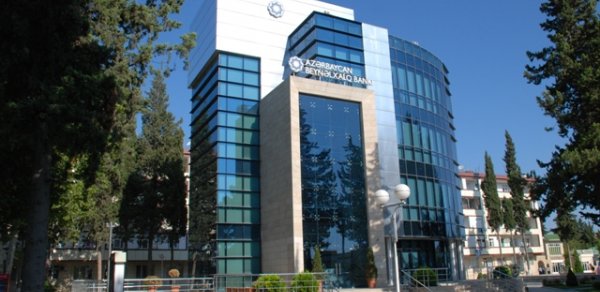 Polis Beynəlxalq Bankın ofisinə basqın etdi, axtarış gedir