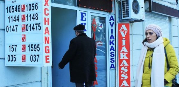 Bakıda dolların süni bahalaşması başladı - FOTOLAR