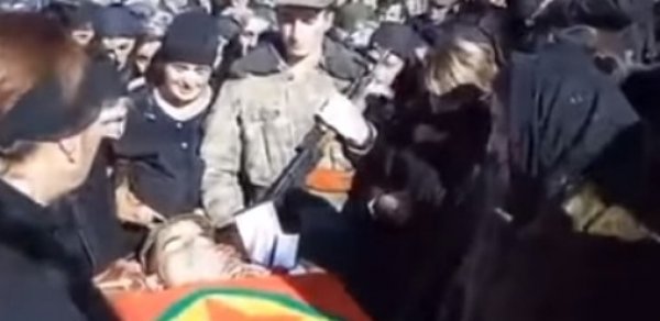 Qarabağda öldürülən erməni əsgərini PKK bayrağına bükdülər -  VİDEO 
