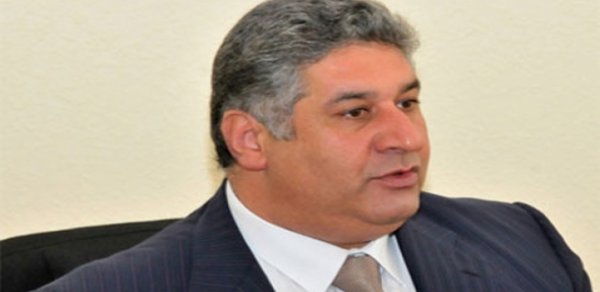 ‘Ev tikib gənclərə paylamaq düz deyil’ -  Nazir 