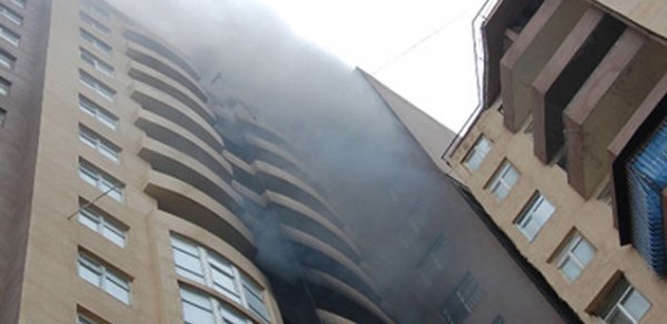 Çoxmənzilli binada güclü yanğın -  15 nəfər təxliyyə olundu