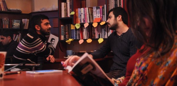 Qızların rahat siqaret çəkdiyi kafe -  REPORTAJ