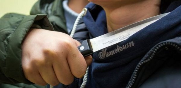 “Mənə soyuqdur” sözünə görə kişi arvadının boğazını kəsdi