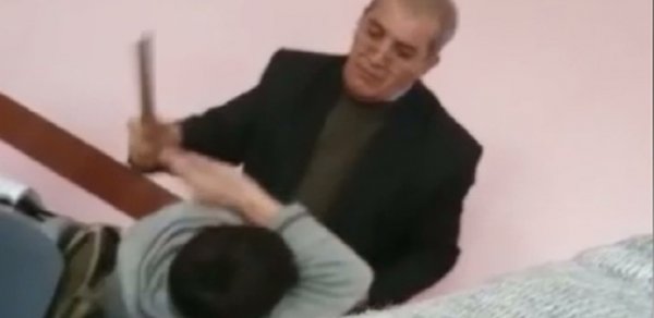Azərbaycanda müəllim şagirdi amansızcasına döydü – VİDEO