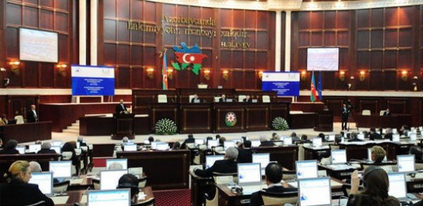 Milli Məclisdə valyuta bazarı ilə bağlı müzakirələr başladı