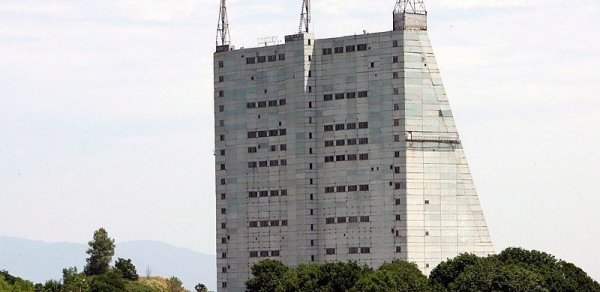 Qəbələdə icra başçısıyla məmurlar arasında bölünən hərbi şəhərcik -  Ruslardan qalan evləri SATIRLAR!