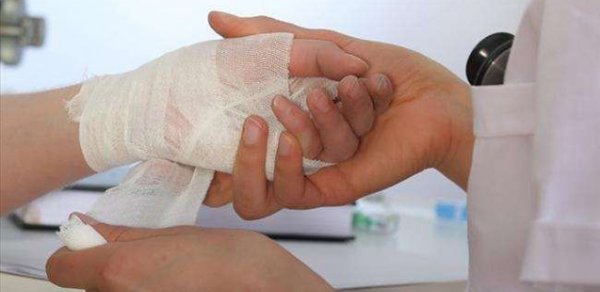 Azərbaycanda qadın həkim damarlarını kəsdi