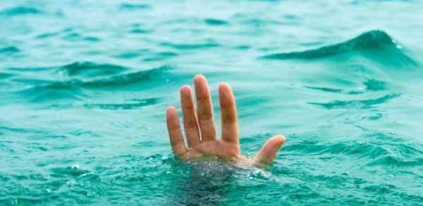 15 yaşlı qız özünü dənizə atdı
