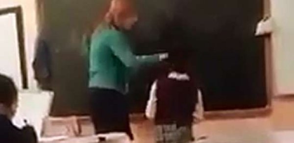 Azərbaycanda müəllim dərs vaxtı qız uşağını belə döydü - VİDEO